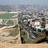 Der Weg über die Grenze zwischen Mexiko und den USA ist sehr beschwerlich