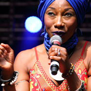 Sängerin Fatouma Diawara verpackt wichtige Botschaften in wärmende Songs