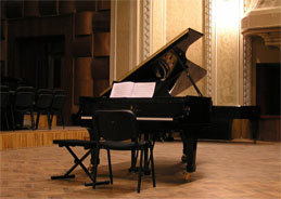 Am Klavier, der Pianist Kirill Gerstein, als Solist des Abends