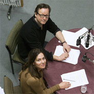 Stephanie Eidt und Matthias Brandt bei der Hörspielproduktion