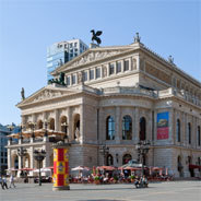 Die Internationale Ensemble Modern Akademie (IEMA) feierte 2023 sein 20-jähriges Bestehen mit einem Konzert in der Alten Oper Frankfurt
