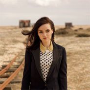 Im Gegensatz zu vielen anderen KünstlerInnen schreibt MacDonald ihre Texte selbst