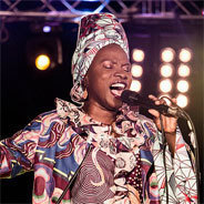 Die Sängerin Angélique Kidjo und Band waren zu Gast beim WOMAD Festival