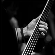 Mit seinem E-Bass experimentiert Oliver Lutz.