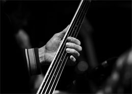 Das Trio um den Bassist Tobias Vedovelli stellt ihr Debütalbum beim Salzburger Jazzit vor