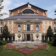 Im Bayreuther Festspielhaus treten die Handwerker aus "Die Meistersinger von Nürnberg auf"