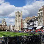 In der alten englischen Universitätsstadt Cambridge soll Privatdetektivin Cordelia Gray einen angeblichen Selbstmord untersuchen