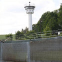 Herr Herz hilft Grenzgänger legal auf die andere Seite der Mauer zu kommen