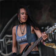 Jen Majura hat unter anderem bei der Pagan-Metal-Band Equililbrium gespielt