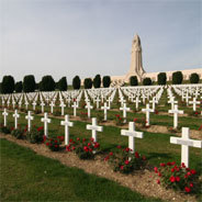 Der Soldatenfriedhof und das Beinhaus von Douaumont erinnern an die grässliche Schlacht um Verdun im Ersten Weltkrieg, bei der im Jahr 1916 hunderttausende französische und deutsche Soldaten starben