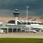 Der Ausbau eines international relevanten Flughafens -Verkehrsinfrastrukturwahnsinn oder Wachstumsmotor? 