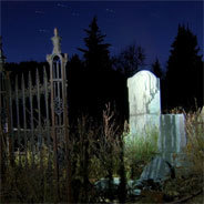In einer stürmischen Halloween-Nacht muss Robin den verhexten Friedhof von Alloway passieren