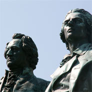 Das Goethe-Schiller-Denkmal vor dem Weimarer Nationaltheater erinnert noch heute an die Leistungen, die die beiden Dichter für die Stadt erbrachten