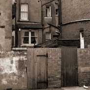 In der Hoffnung auf eine baldige Befreiung aus dem Ghetto verlangen die Bewohner stündlich Neuigkeiten von Jakob