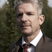 In seinem neuesten Roman "Junge rettet Freund aus Teich" teilt Heinz Strunk seine Kindheitserinnerungen mit dem Leser