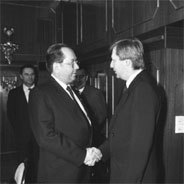 Herbert Häber (links) trifft auf den Bürgermeister von West-Berlin, Eberhard Diepgen