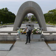 Friedensdenkmal in Hiroshima, wo 1945 eine Atombombe die Stadt und unzählige Menschenleben zerstört wurden.