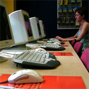 Emmi Rothner und Leo Leike kommen sich trotz anfänglicher Schwierigkeiten per Mail näher