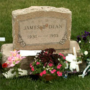 James Dean kam mit 24 Jahren bei einem Autounfall ums Leben