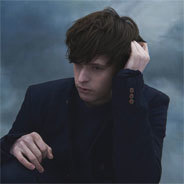 Musikalisches Wunderkind, Neuerfinder des Pop, Stimmtalent - mit gerade mal Mitte zwanzig wurden James Blake schon allerlei Komplimente zuteil; bei Auftritten gibt er sich trotz allem schüchtern und bescheiden