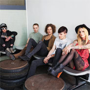 Jennifer Rostock wissen, wie man eine Menge so richtig in Stimmung bringt