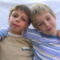 Frankie und Lars sind die besten Freunde. Als Lars ein blaues Auge hat, hilft Frankie ihm, indem er bei ihm wohnt