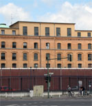 Im Gefängnis Moabit arbeitet Lottes Vater, der Opfer eines brutalen Verbrechens wird