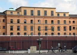 Im Gefängnis Moabit arbeitet Lottes Vater, der Opfer eines brutalen Verbrechens wird