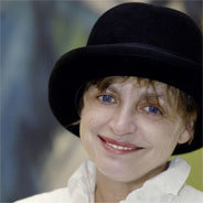 Katharina Thalbach spielt, inszeniert und bezaubert vor der Kamera und auf der Bühne - dafür gab es den Deutschen Schauspielerpreis für ihr Lebenswerk