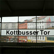 Der Berliner U-Bahnhof Kottbusser Tor ist einer der Treffpunkte der vier Mädchen aus Kreuzberg