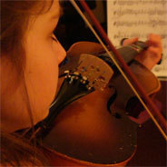 Junge Musiker*innen möchten ihr Können durch eine gute musikalische Grundausbildung auf Musikhochschulen verbessern. 
