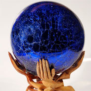 Wie geht es weiter in Sachen Liebe, Gesundheit und Beruf? Manche Menschen vertrauen dabei auf selbsternannte Experten und ihre paranormalen Fähigkeiten 