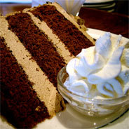 Karlsson lässt sich immer wieder neue Tricks einfallen, um an leckere Sachen zu kommen