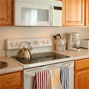 Tim liegt am Küchenboden