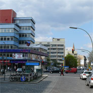 Auf der Kurfürstenstraße, "die K", in Berlin trifft das Feature Prostituierte, Zuhälter, Drogendealer und Polizisten