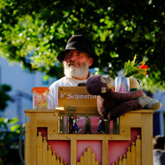 Gustav, der Drehorgeler bleibt eines Tages weg