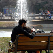 Klingt simpel, ist aber kompliziert: Sie trifft ihn an einem schönen Sommerabend im Stadtpark 