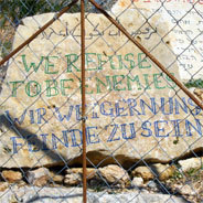 "Wir weigern uns Feinde zu sein" - ein Gedenkstein in Palästina
