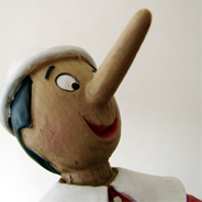 Wegen seiner dünnen Arme und Beine wird Sebastian von den anderen Kindern Pinocchio genannt und beim Spielen ausgeschlossen