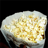 Nachdem Wayne und seine Freundin Scout den Popcorn-Verkäufer an der Kinokasse erschossen haben, ist das Paar auf der Flucht 