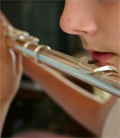 Flötist Fabian Egger wird im Konzert von seinen musikalischen Freunden begleitet