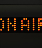 Mit Hilfe eines Radiosenders will Nora das Verbrechen gegen ihre Mutter aufklären