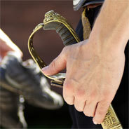 Der kleine dicke Ritter Sir Oblong-Fitz-Oblong soll alleine gegen den bösen Baron kämpfen