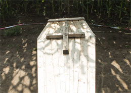 Ulrich kann mit den Toten sprechen und soll Bestattungsunternehmer Wenzel helfen, die Trauerkultur zu revolutionieren