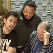 "Der Schneemann" in der Produktion. Von links: Blum (Ingo Naujoks), Leonard Koppelmann (Regie), Ted (Simon Van Parys)