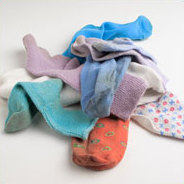 Socken auf dem Boden sind ein typisches Streitthema in der Beziehung