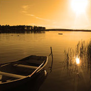 Das Boot liegt für den Vater bereit, um über zu siedeln