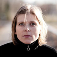 Die Autorin Ulrike Müller studierte Schauspiel in Leipzig und kennt sich mit den prekären Lebensverhältnissen dieser Berufsgruppe aus 