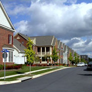 Zwei Frauen, die sich in der Kleinstadt gefangen fühlen