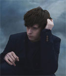 Musikalisches Wunderkind, Neuerfinder des Pop, Stimmtalent - mit gerade mal Mitte zwanzig wurden James Blake schon allerlei Komplimente zuteil; bei Auftritten gibt er sich trotz allem schüchtern und bescheiden